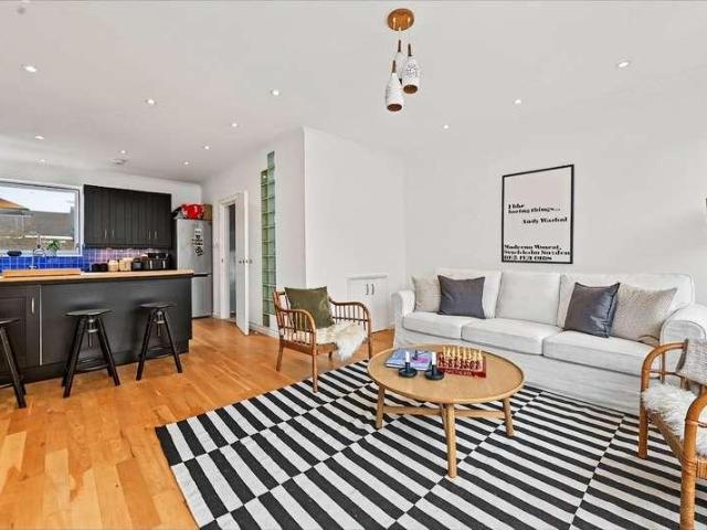 2 bed flat for sale