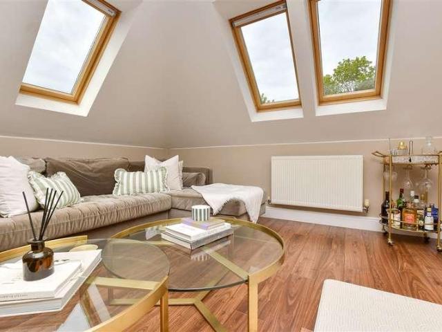 2 bed flat for sale