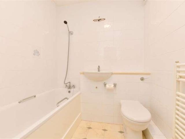 2 bed flat for sale
