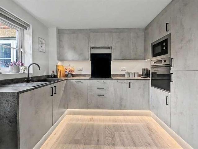 2 bed flat for sale