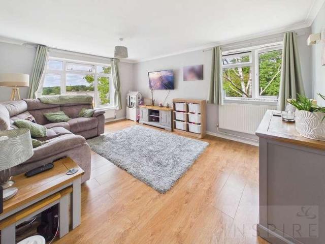 2 bed flat for sale
