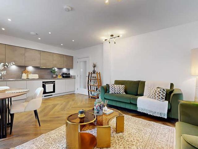 2 bed flat for sale