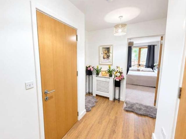 2 bed flat for sale
