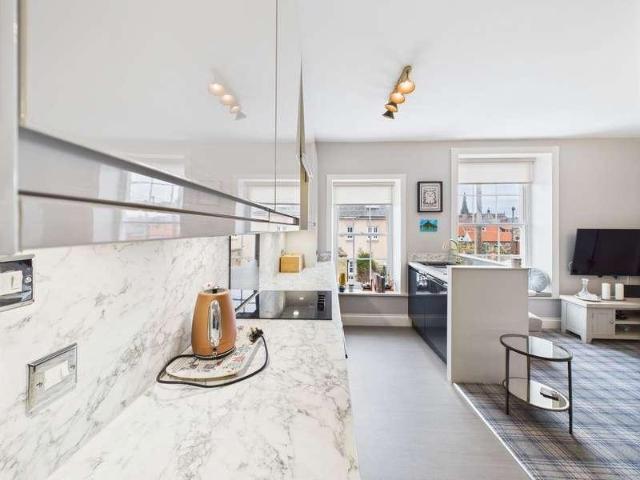 2 bed flat for sale
