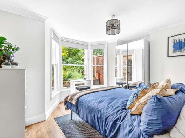 2 bed flat for sale