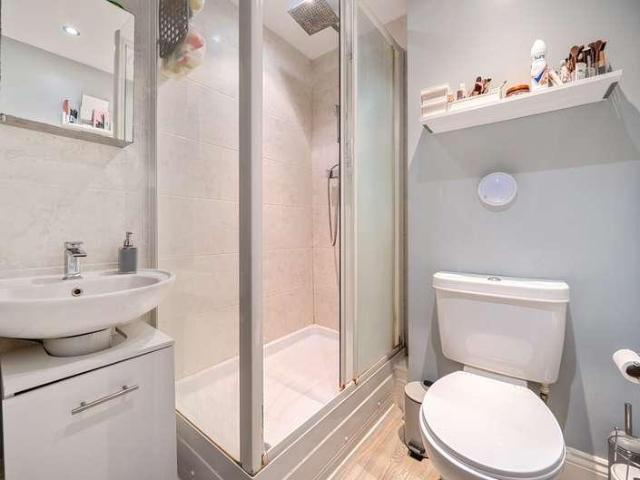 2 bed flat for sale