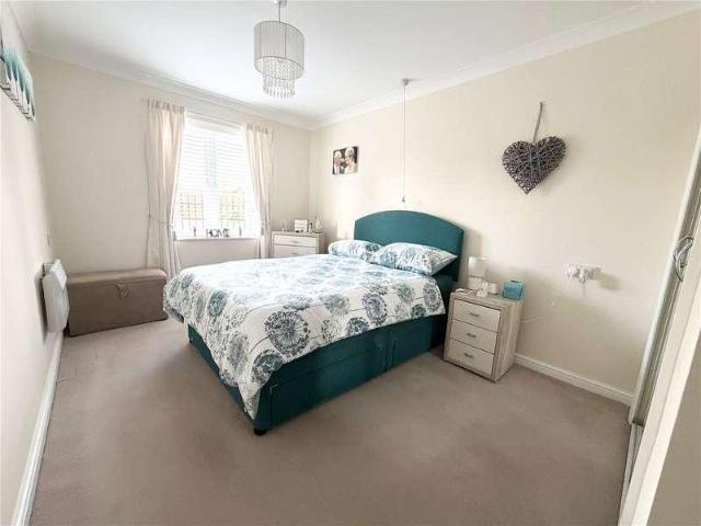 2 bed flat for sale