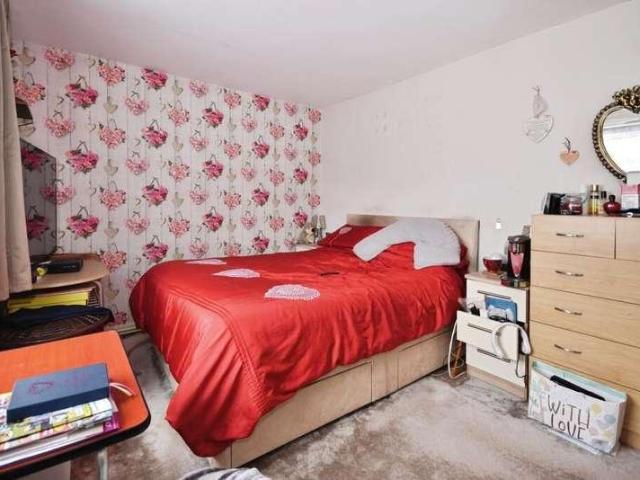 2 bed flat for sale