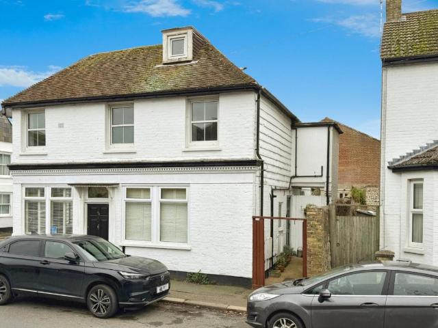 2 bed flat for sale