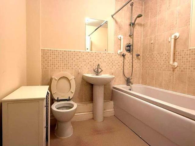 2 bed flat for sale