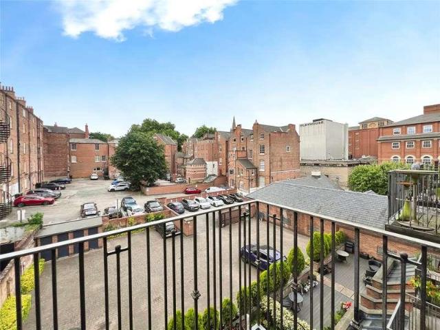 2 bed flat for sale