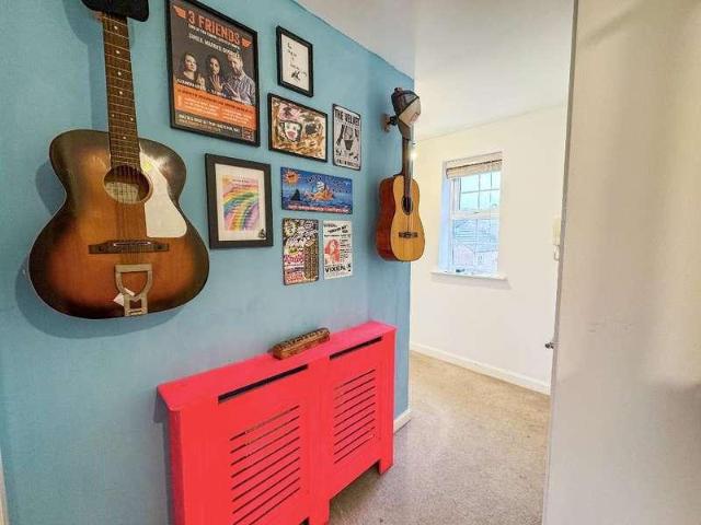 2 bed flat for sale