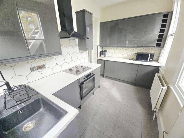 2 bed flat for sale