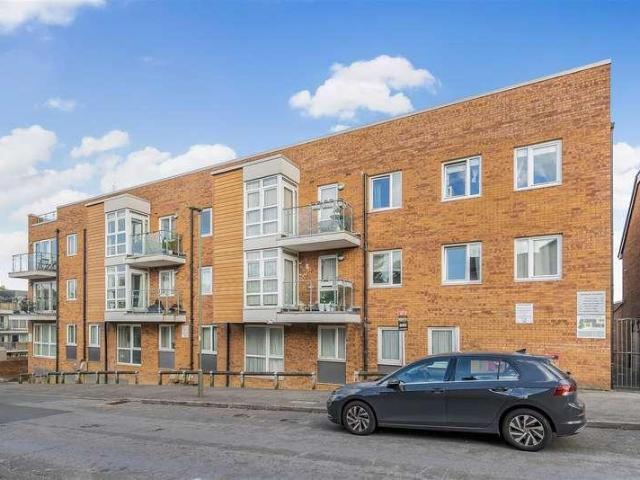 2 bed flat for sale