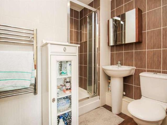 2 bed flat for sale