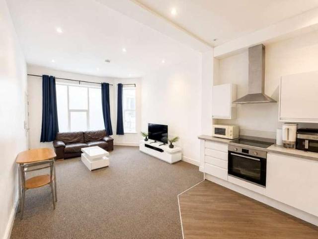 2 bed flat for sale