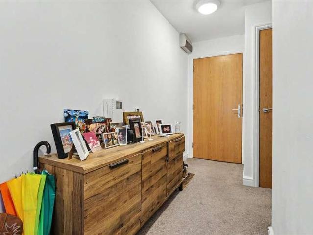 2 bed flat for sale