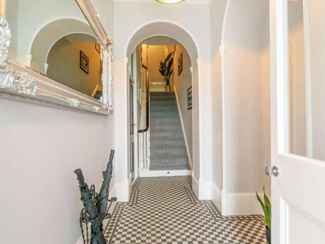 2 bed flat for sale