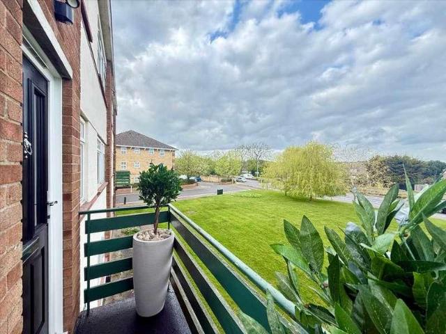 2 bed flat for sale