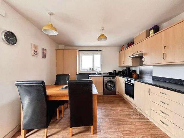 2 bed flat for sale
