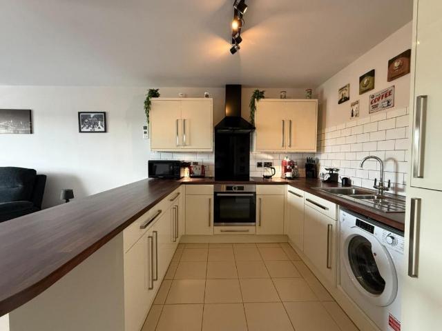 2 bed flat for sale