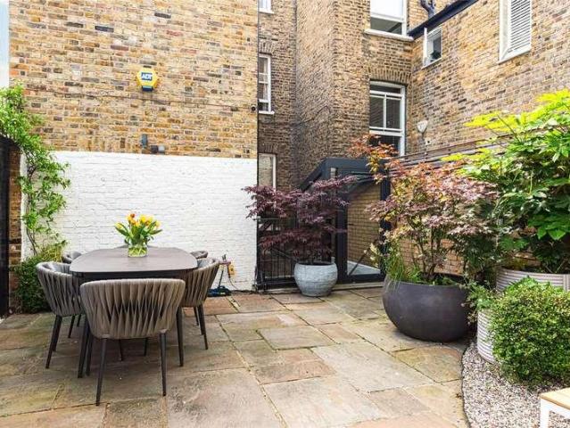 2 bed flat for sale