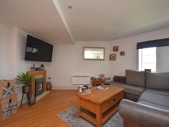 2 bed flat for sale