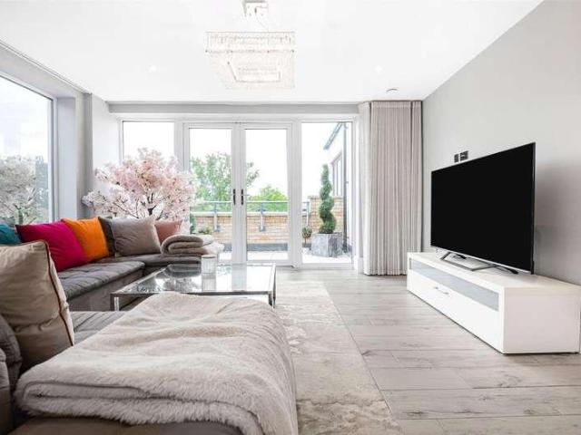 2 bed flat for sale