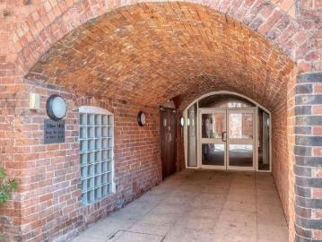 2 bed flat for sale