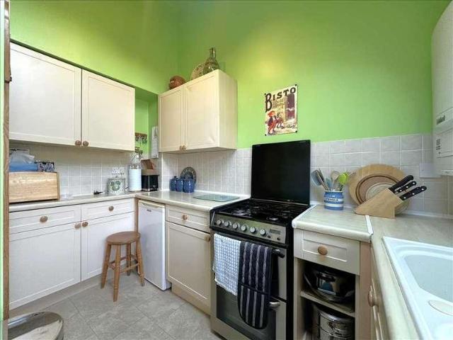 2 bed flat for sale