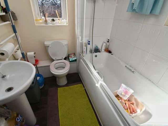2 bed flat for sale