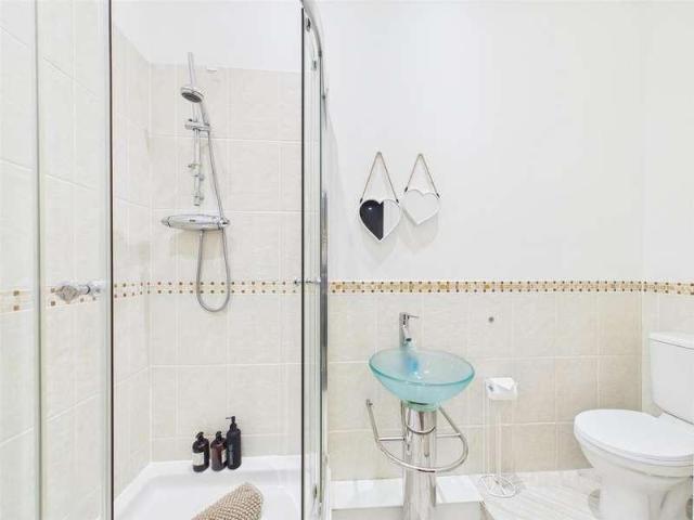 2 bed flat for sale
