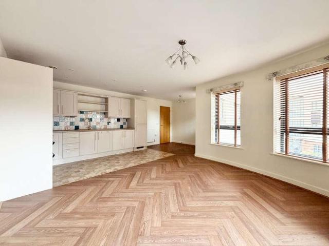 2 bed flat for sale