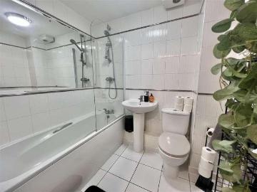 Ashton upon Mersey, M33 - Concierge