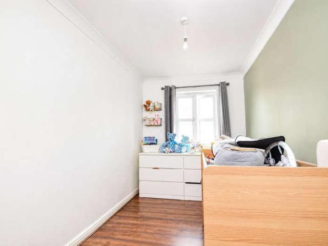 2 bed flat for sale