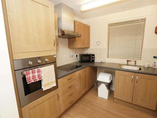 2 bed flat for sale