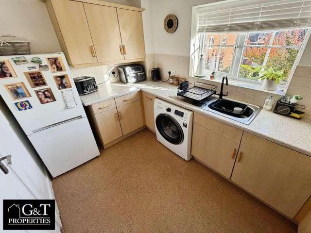 2 bed flat for sale