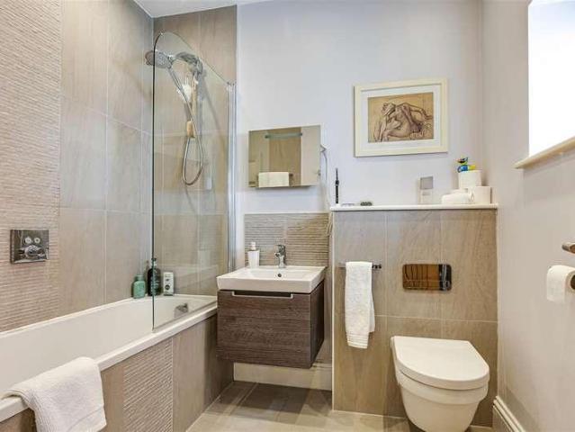 2 bed flat for sale