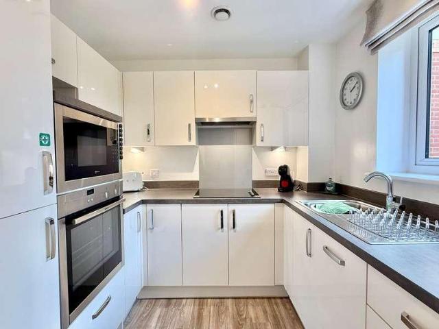 2 bed flat for sale