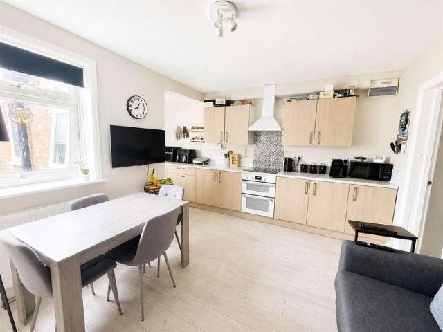 2 bed flat for sale