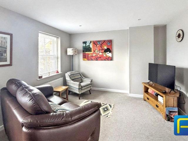 2 bed flat for sale