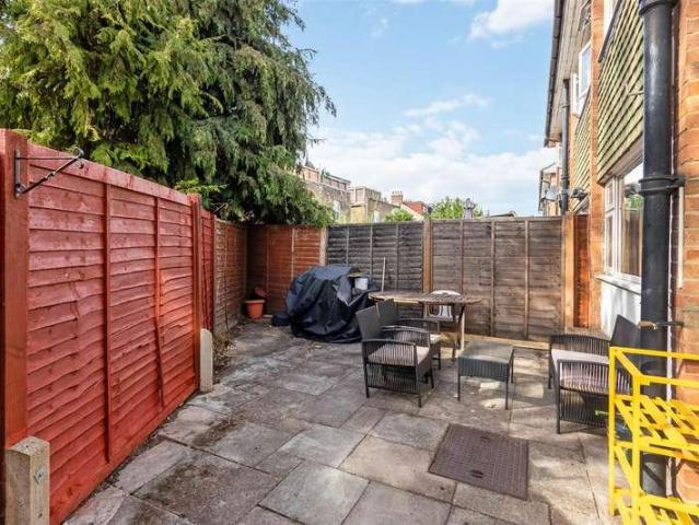 2 bed flat for sale