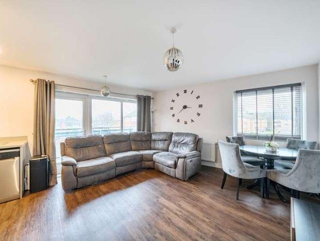 2 bed flat for sale