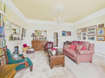 2 bed flat for sale