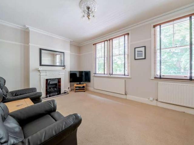 2 bed flat for sale