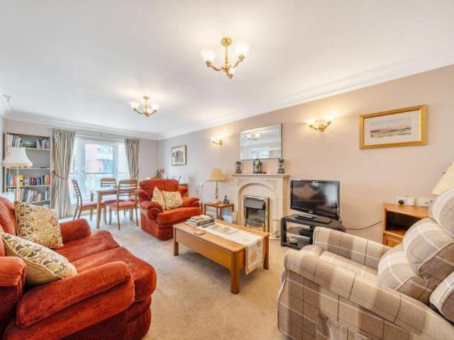2 bed flat for sale