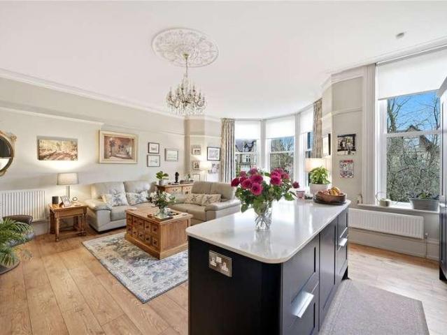 2 bed flat for sale