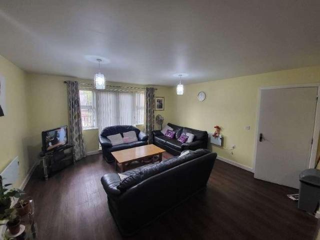 2 bed flat for sale