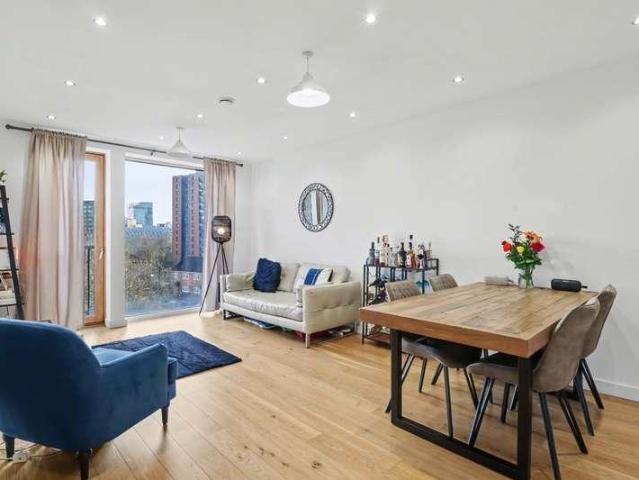 2 bed flat for sale