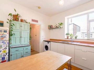 2 bed flat for sale